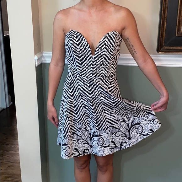 Solemio Dresses & Skirts - Black/ White strapless Dress